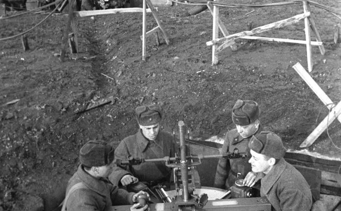 RIAN_archive_14_Anti-aircraft_gunners_defending_Moscow (1)